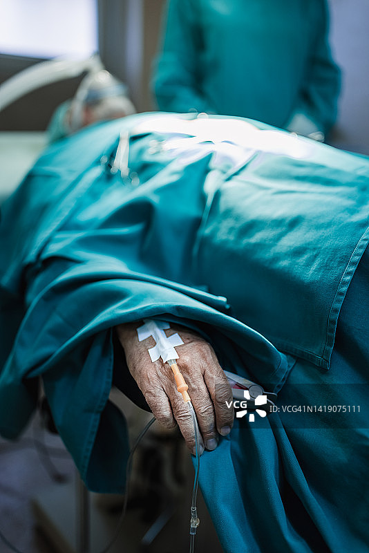 在重症监护室的年长男人图片素材