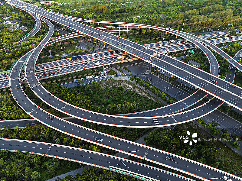 日落时分的交通和立交桥航拍图片素材