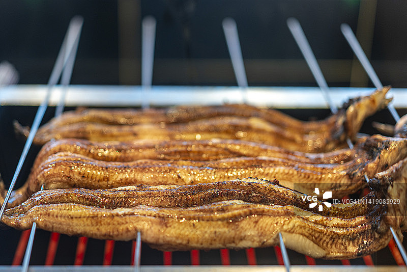 烧烤架上烤鳗鱼的特写图片素材