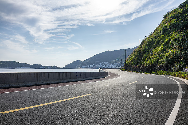 海岸边的蜿蜒空旷道路图片素材