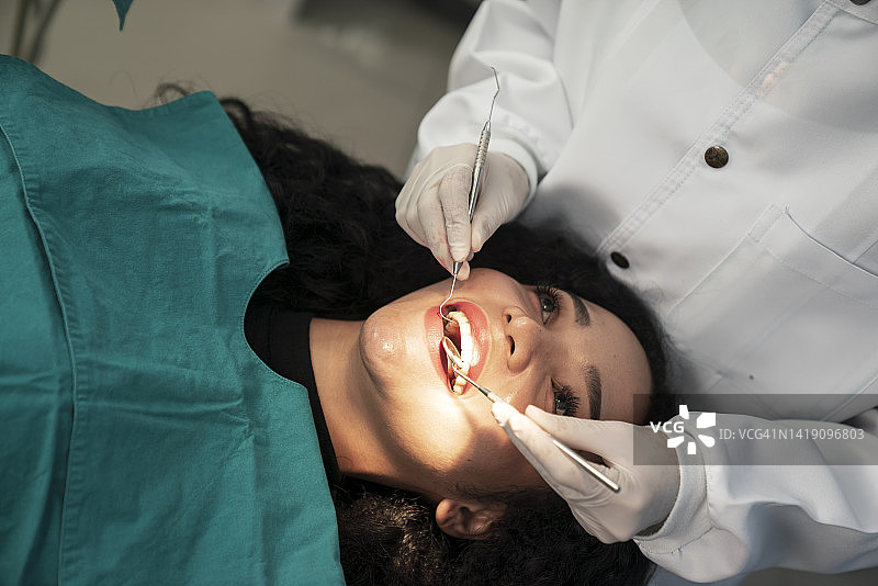 牙医检查患者的牙齿图片素材