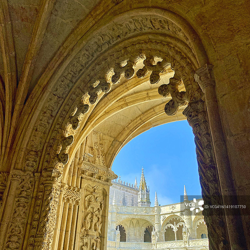 葡萄牙里斯本热罗尼姆斯修道院的回廊图片素材