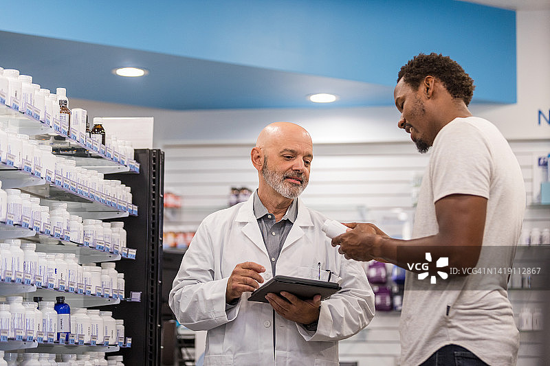 年轻男子向药剂师提问图片素材