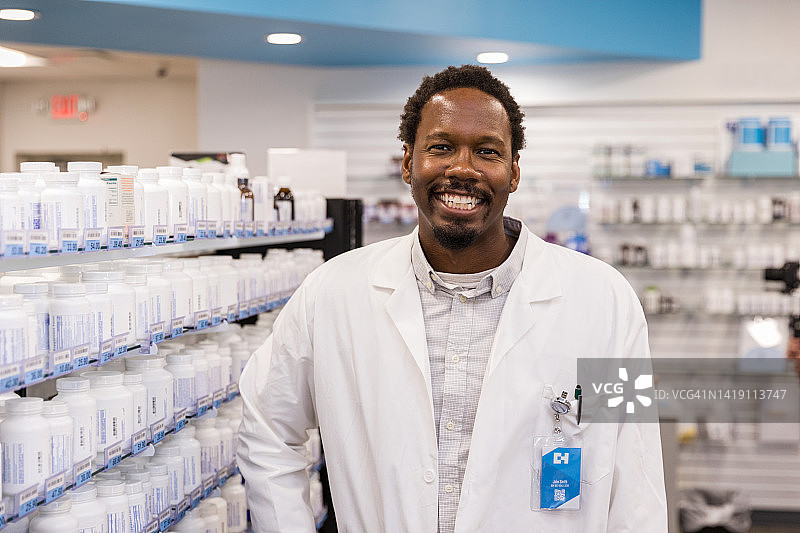 英俊的药剂师摆姿势拍照图片素材