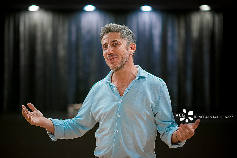 男人在画廊发表演讲图片素材