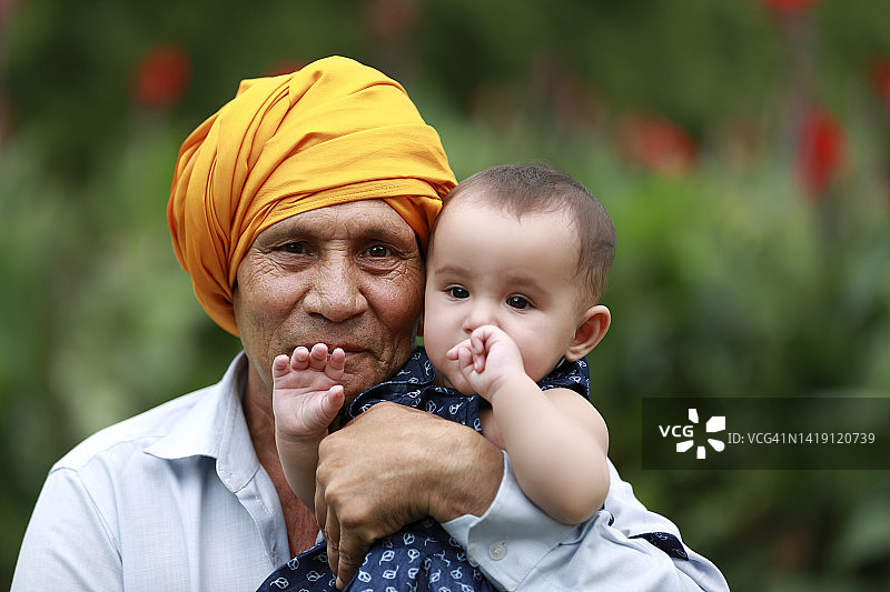 爷爷与孩子户外合影图片素材