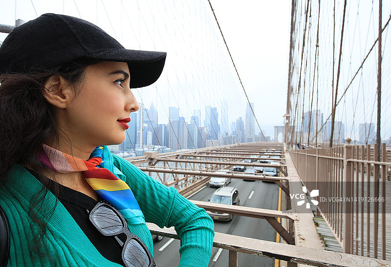 美丽的女性游客在纽约布鲁克林大桥游玩图片素材