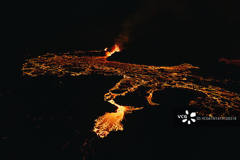 航拍：冰岛夜晚火山熔岩流动图片素材
