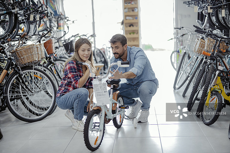 销售员向女顾客展示自行车图片素材