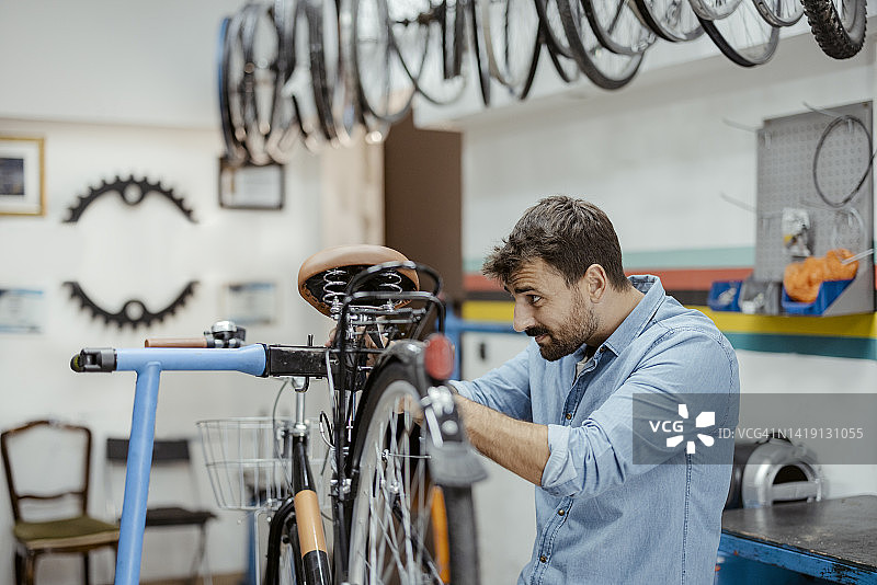 他细心呵护您的爱车图片素材