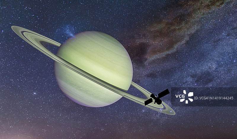 环绕土星运行的卫星图片素材