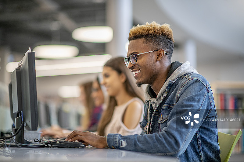 大学生在电脑实验室图片素材