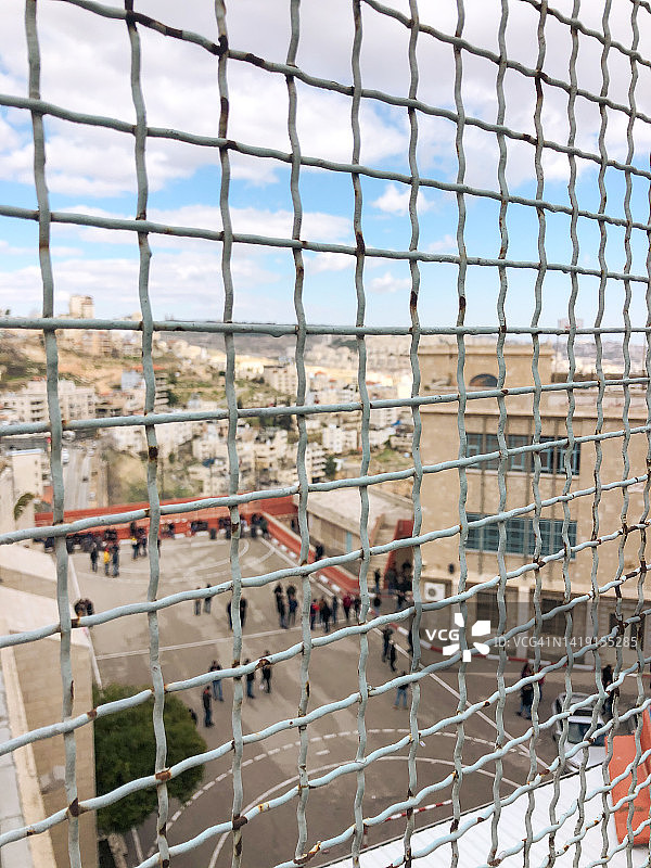 透过围栏看伯利恒风光图片素材