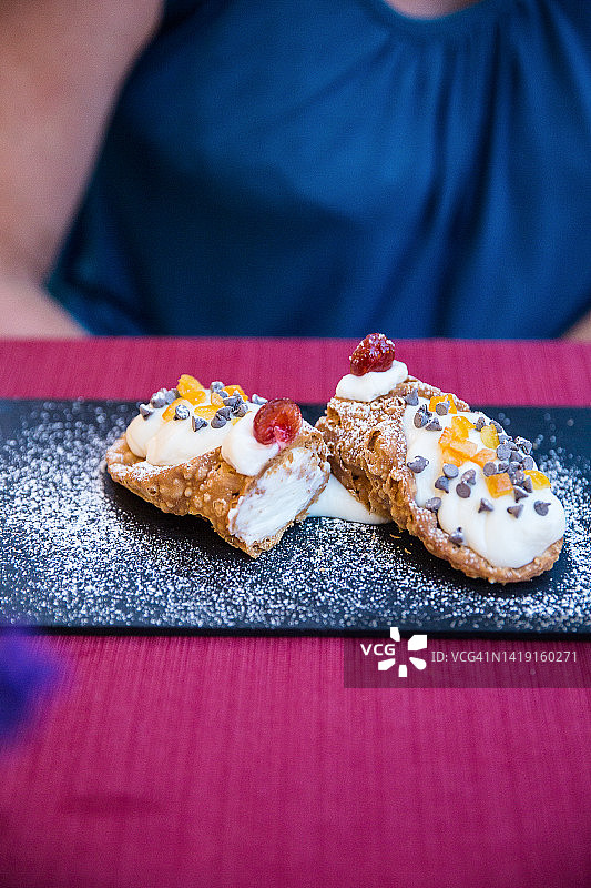 石板上摆放的卡诺里卷，意大利西西里岛巴勒莫图片素材