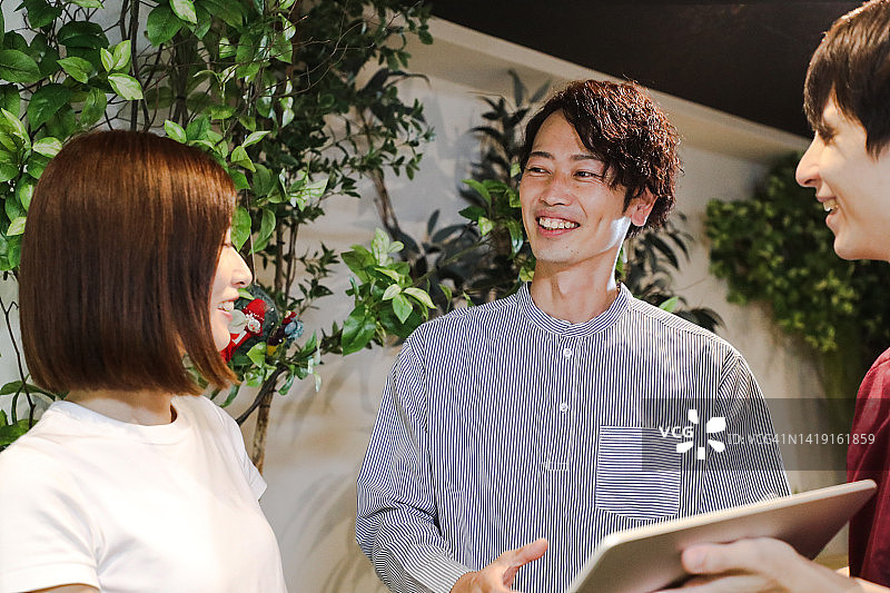 亚洲情侣听取医疗结果图片素材