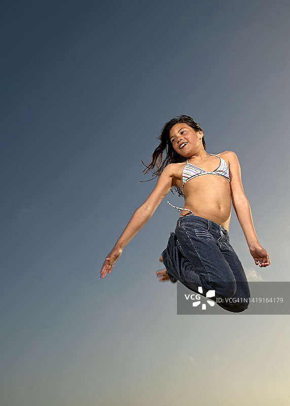 跳跃在空中的年轻女孩图片素材