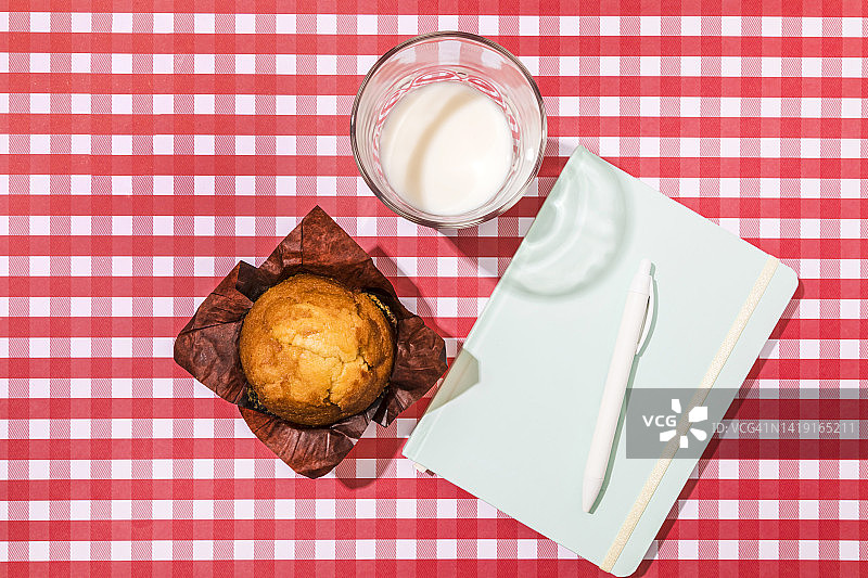 纯素麦芬、米浆和笔记本图片素材