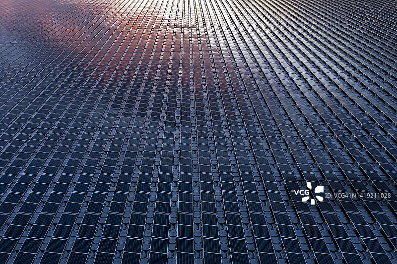 水库上的太阳能发电站图片素材