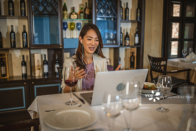 在餐厅进行在线通话的亚洲女商人图片素材