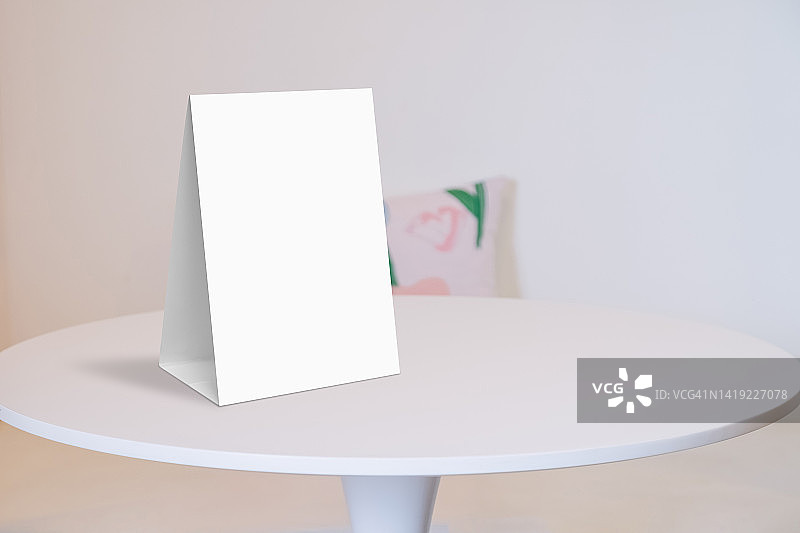 亚克力桌牌白色标签，用于酒吧和餐厅菜单，或放入模型图片素材