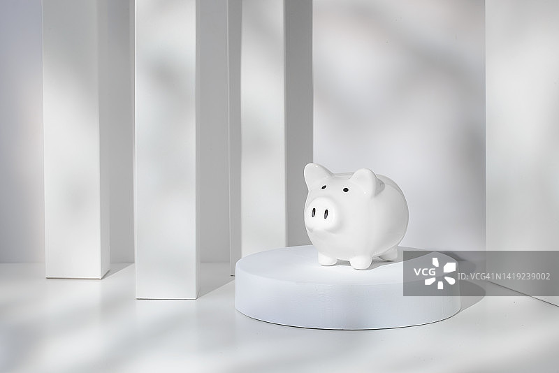 白色储蓄罐，白色阴影背景图片素材