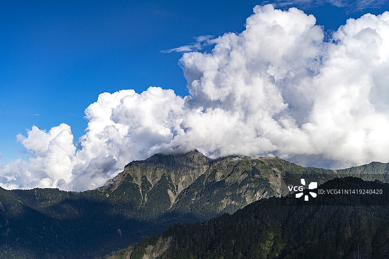 合欢山夏季蓝天白云风光，远处山峰为奇莱主峰图片素材