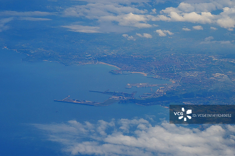 西班牙希洪市及云雾缭绕的海岸线图片素材