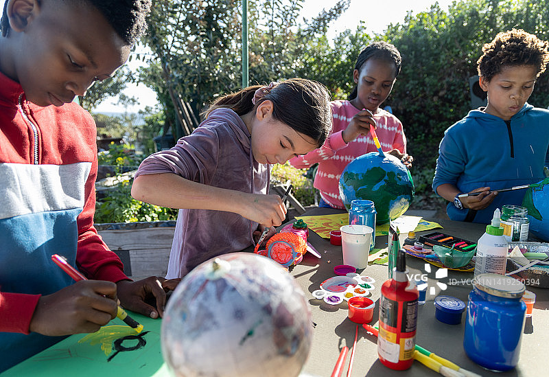 一群小学生在老师的带领下创作环保艺术图片素材