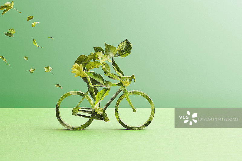 树叶制成的人物骑着树叶制成的自行车图片素材