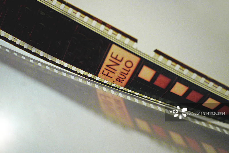 白色背景上的电影胶片图片素材
