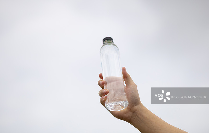 清澈的PET水瓶特写，背景模糊图片素材