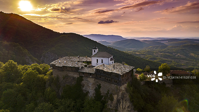 保加利亚洛维奇地区格洛热内圣乔治中世纪修道院的空中俯瞰图片素材