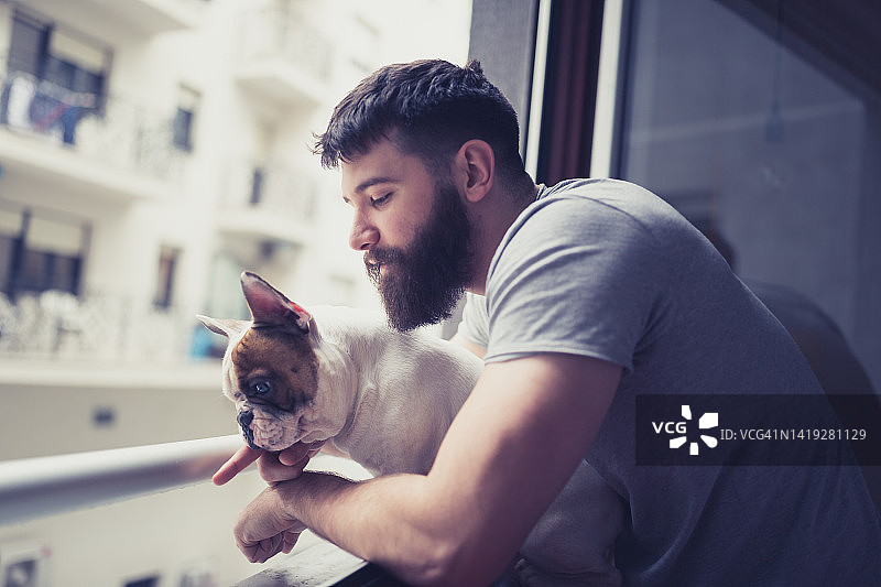 和狗狗一起醒来，看向窗外图片素材