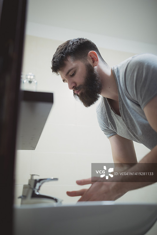 潮人在浴室准备新的一天图片素材