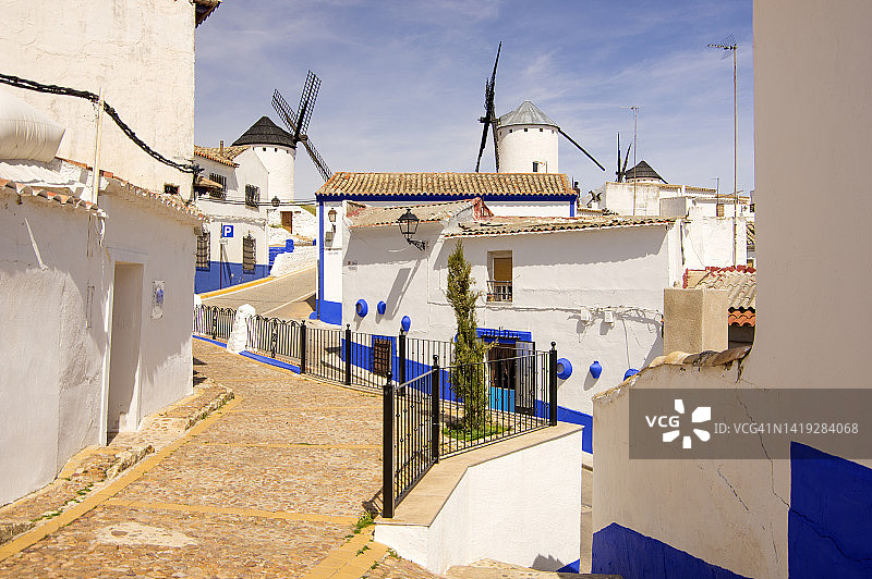 西班牙雷阿尔城坎波德克里普塔纳的传统风车和房屋图片素材