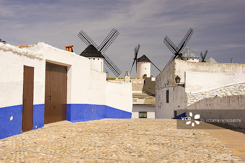 西班牙雷阿尔城坎波德克里普塔纳的传统风车和房屋图片素材