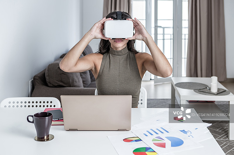 女人佩戴增强现实眼镜远程办公图片素材