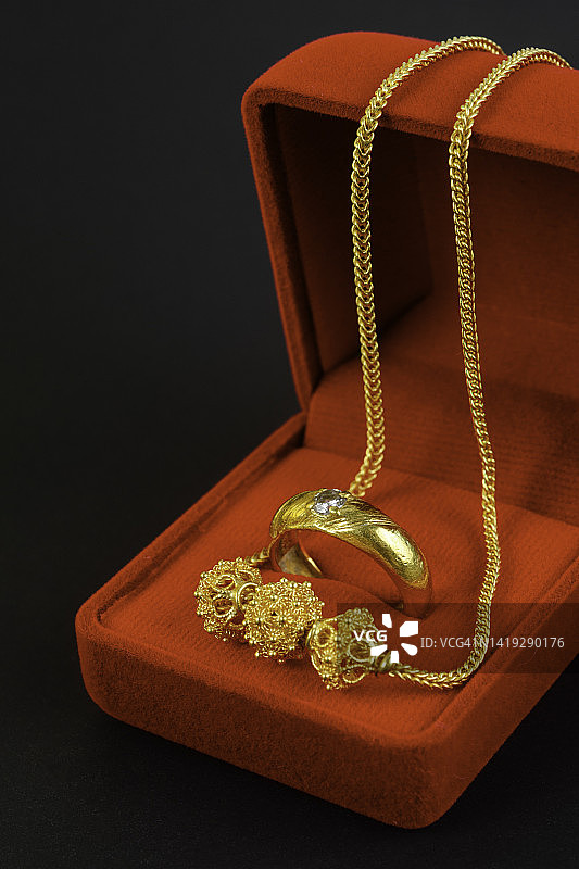 天鹅绒盒中的金色项链珠宝图片素材
