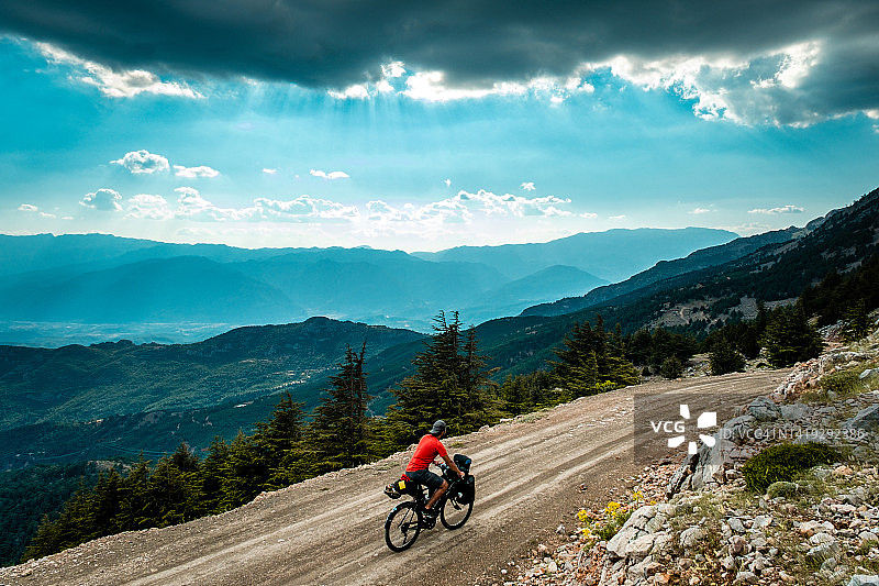 骑自行车登山之旅图片素材