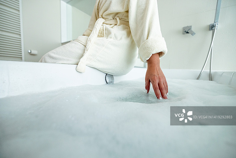 在家准备泡泡浴的女人图片素材