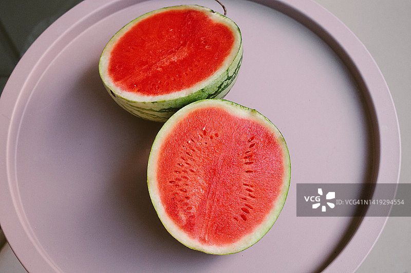 夏季水果：对半切的西瓜图片素材