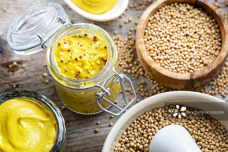 乡村木板上的不同种类的芥末和芥末籽图片素材