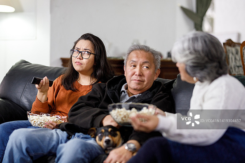 一家人讨论一起看什么电影图片素材