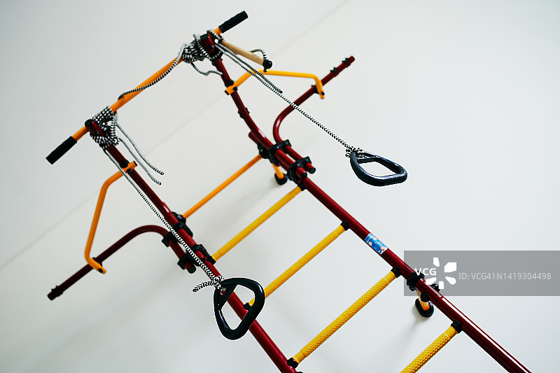 儿童家用单杠（白色墙面背景）图片素材