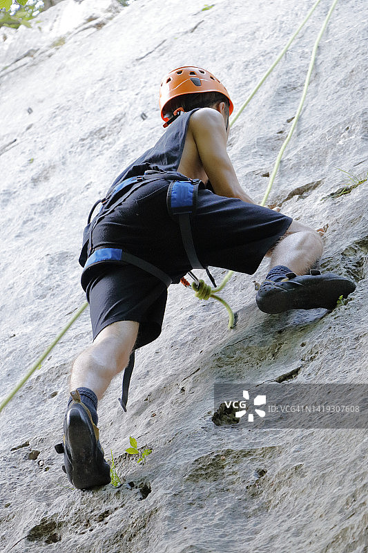 在法国攀岩的青少年图片素材
