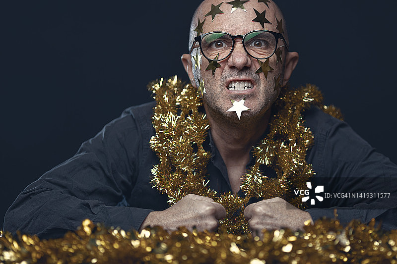 愤怒的光头男子不喜欢圣诞节图片素材