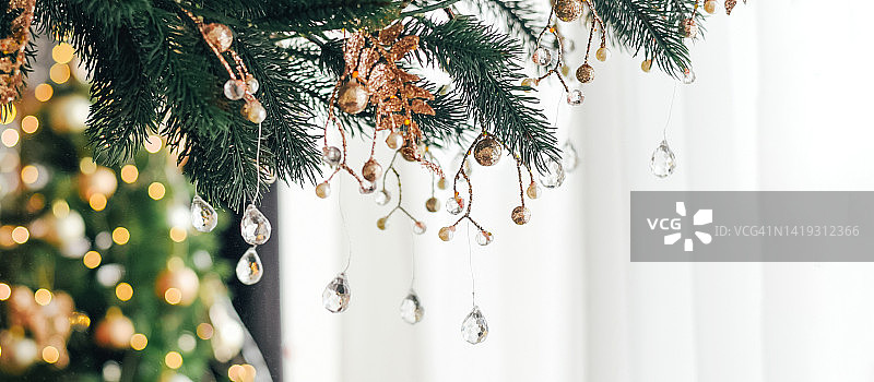 装饰过的圣诞树一角：新年圣诞装饰图片素材
