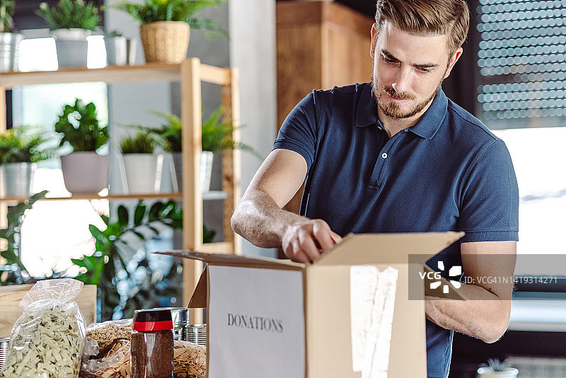 年轻人打包食物进行捐赠图片素材
