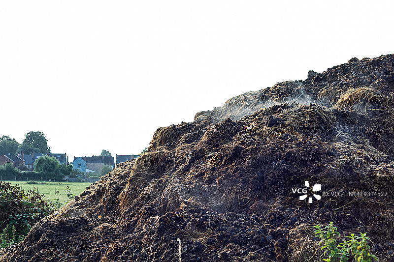 粪肥堆上的蒸汽图片素材