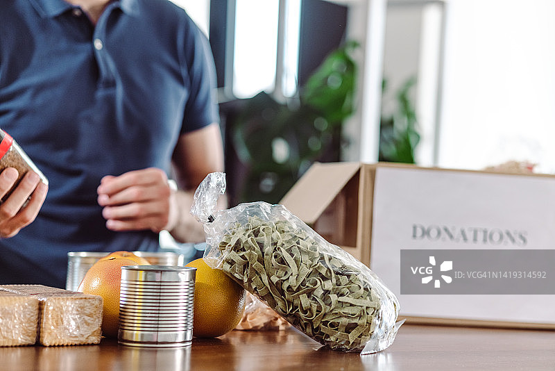 慈善组织的食物和捐赠箱特写图片素材
